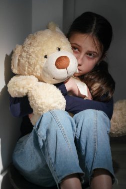 Kavramsal görüntü: Ergenlerin duygusal ve davranışsal sorunları. Genç ve güzel bir kızın portresi kısmen yüzünü gizler, yakınlığın ve güçlü duyguların sembolü olarak..