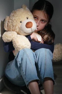 Kavramsal görüntü: Ergenlerin duygusal ve davranışsal sorunları. Genç ve güzel bir kızın portresi kısmen yüzünü gizler, yakınlığın ve güçlü duyguların sembolü olarak..