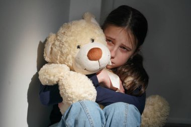 Kavramsal görüntü: Ergenlerin duygusal ve davranışsal sorunları. Genç ve güzel bir kızın portresi kısmen yüzünü gizler, yakınlığın ve güçlü duyguların sembolü olarak..