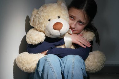 Kavramsal görüntü: Ergenlerin duygusal ve davranışsal sorunları. Genç ve güzel bir kızın portresi kısmen yüzünü gizler, yakınlığın ve güçlü duyguların sembolü olarak..