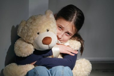 Kavramsal görüntü: Ergenlerin duygusal ve davranışsal sorunları. Genç ve güzel bir kızın portresi kısmen yüzünü gizler, yakınlığın ve güçlü duyguların sembolü olarak..