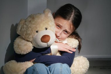 Kavramsal görüntü: Ergenlerin duygusal ve davranışsal sorunları. Genç ve güzel bir kızın portresi kısmen yüzünü gizler, yakınlığın ve güçlü duyguların sembolü olarak..