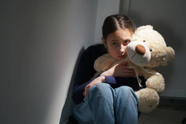 Kavramsal görüntü: Ergenlerin duygusal ve davranışsal sorunları. Genç ve güzel bir kızın portresi kısmen yüzünü gizler, yakınlığın ve güçlü duyguların sembolü olarak..