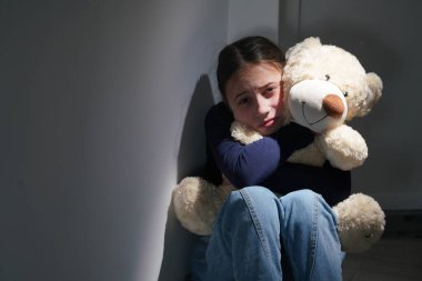 Kavramsal görüntü: Ergenlerin duygusal ve davranışsal sorunları. Genç ve güzel bir kızın portresi kısmen yüzünü gizler, yakınlığın ve güçlü duyguların sembolü olarak..