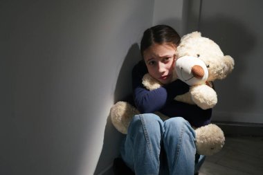 Kavramsal görüntü: Ergenlerin duygusal ve davranışsal sorunları. Genç ve güzel bir kızın portresi kısmen yüzünü gizler, yakınlığın ve güçlü duyguların sembolü olarak..