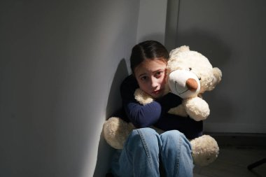 Kavramsal görüntü: Ergenlerin duygusal ve davranışsal sorunları. Genç ve güzel bir kızın portresi kısmen yüzünü gizler, yakınlığın ve güçlü duyguların sembolü olarak..