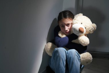 Kavramsal görüntü: Ergenlerin duygusal ve davranışsal sorunları. Genç ve güzel bir kızın portresi kısmen yüzünü gizler, yakınlığın ve güçlü duyguların sembolü olarak..