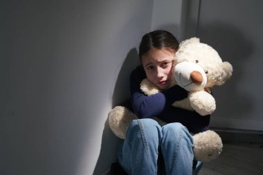 Kavramsal görüntü: Ergenlerin duygusal ve davranışsal sorunları. Genç ve güzel bir kızın portresi kısmen yüzünü gizler, yakınlığın ve güçlü duyguların sembolü olarak..