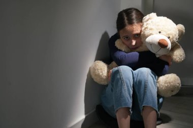 Kavramsal görüntü: Ergenlerin duygusal ve davranışsal sorunları. Genç ve güzel bir kızın portresi kısmen yüzünü gizler, yakınlığın ve güçlü duyguların sembolü olarak..