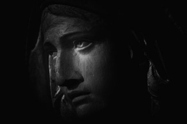 Bakire Meryem. Çok eski bir heykel parçası. Yatay resim.