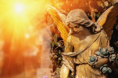 Güzel üzgün melek acının, korkunun ve hayatın sonunun sembolü. Eski bir taş heykel. Metin veya tasarım için boşluk kopyala.