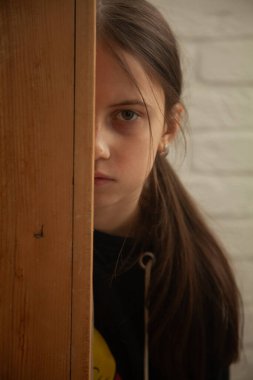 Kavramsal görüntü: Ergenlerin duygusal ve davranışsal sorunları. Genç ve güzel bir kızın portresi kısmen yüzünü gizler, yakınlığın ve güçlü duyguların sembolü olarak..