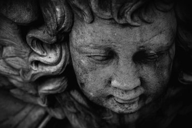 Melek manzaralı. Acı, korku ve hayat mefhumunun sonu. Siyah beyaz görüntü. Yatay resim.