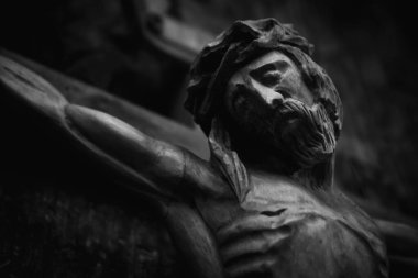 Çarmıha gerilmiş İsa Mesih 'in kutsal haçın antik ahşap heykeli. Siyah ve beyaz yatay görüntü.