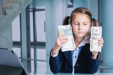 Bir elinde nakit para, diğer elinde de Amerikan Doları banknotları tutan çok güzel bir iş kadını. Ekonomik güç, kâr, Dolar Avro Konseptine Karşı