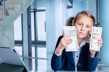 Bir elinde nakit para, diğer elinde de Amerikan Doları banknotları tutan çok güzel bir iş kadını. Ekonomik güç, finansal çatışma, kâr, Dolar xs Euro konsepti