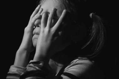 Stresli, mutsuz genç kız portresi ağlıyor ve yorgun ya da depresif hissediyor. Siyah ve beyaz resim. 