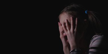 Stresli, mutsuz ergen kız ağlıyor ve yorgun ya da depresif hissediyor. Yatay resim. 