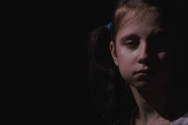 Ağlayan, bitkin hisseden ya da yalnız başına depresyona giren mutsuz genç kız portresi. Yatay resim.