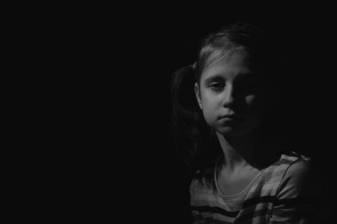 Ağlayan, bitkin hisseden ya da yalnız başına depresyona giren mutsuz genç kız portresi. Yatay görüntü. Siyah ve beyaz resim.