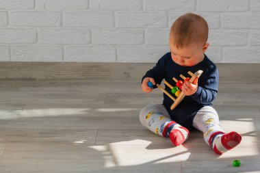 Dikenli taç ve kahverengi desenli arkaplanda tespih ve metin için boşluk.