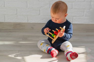 Dikenli taç ve kahverengi desenli arkaplanda tespih ve metin için boşluk.