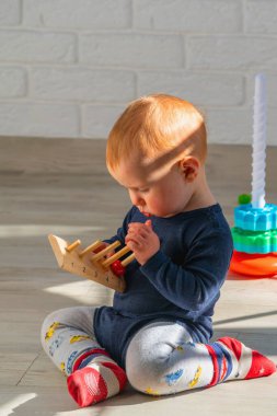 Dikenli taç ve kahverengi desenli arkaplanda tespih ve metin için boşluk.