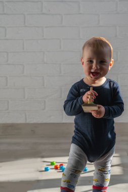 Dikenli taç ve kahverengi desenli arkaplanda tespih ve metin için boşluk.