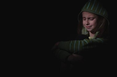 Mutsuz genç kız ağlıyor ve yorgun ya da bunalımda. Psikolojik sağlık ve sorun kavramı. Tasarım için alanı kopyala.