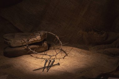 Dikenli taç ve kanlı çivili kahverengi desen arkaplanı.