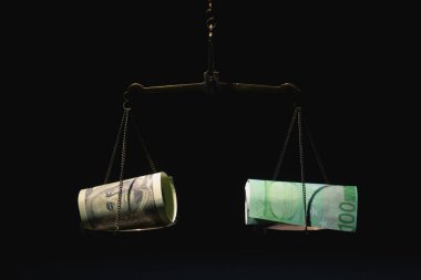 ABD Doları faturaları ve terazinin Euro banknotları. Döviz kurlarının eşitsizliği kavramı.