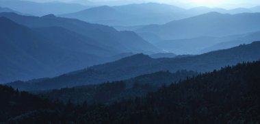 Koyu mavi dağ manzarasının güzel manzarası. Yatay resim. 