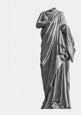 Beyaz arka planda izole edilmiş eski bir heykel yok edildi. Boşluğu kopyala.