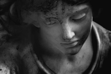 Koruyucu meleğin antik bir heykeli. Siyah ve beyaz resim.