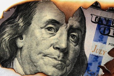 Enflasyon ve Amerika Birleşik Devletleri 'ndeki finansal krizin sembolü olarak yakılan dolar banknotları. Makro resim.