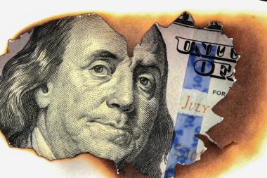 Enflasyon ve Amerika Birleşik Devletleri 'ndeki finansal krizin sembolü olarak yanan dolar faturası