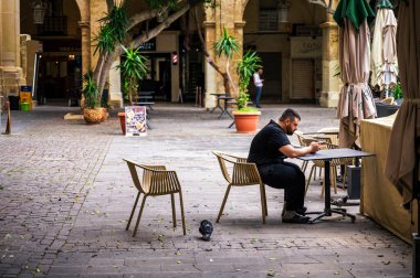 VALLETTA, MALTA - Şubat 2023: Valletta Malta durnig Kış Saati 'ndeki Halkların Sokakları, Mevsim Dışı Ama Güneşli Hava ve Açık Hava Aktiviteleri İçin Güzel Gün, Şehir Keşfi