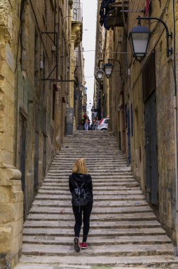VALLETTA, MALTA - Şubat 2023: Valletta Malta durnig Kış Saati 'ndeki Halkların Sokakları, Mevsim Dışı Ama Güneşli Hava ve Açık Hava Aktiviteleri İçin Güzel Gün, Şehir Keşfi