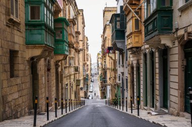 VALLETTA, MALTA - Şubat 2023: Valletta Malta durnig Kış Saati 'ndeki Halkların Sokakları, Mevsim Dışı Ama Güneşli Hava ve Açık Hava Aktiviteleri İçin Güzel Gün, Şehir Keşfi