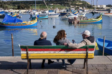 MARSAXLOKK, MALTA - Şubat 2023: Valletta Malta durnig Kış Saati 'ndeki Halkların Sokakları, Mevsim Dışı Ama Güneşli Hava ve Açık Hava Aktiviteleri İçin Güzel Gün, Şehir Keşfi