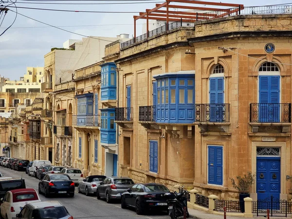 Sliema Malta 2023年2月 冬の時間帯にスリマの人々の通りでのシーン オフシーズンしかし 晴れた日と屋外活動のための美しい日 市内観光 — ストック写真