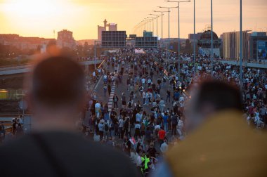 BELGRAD, SERBIA - 17 Haziran 2023: protesto, ayaklanma, yürüyüş veya grev şehir sokaklarında. Bir sürü insan yürüyüş yapıyor. Eşit insan hakları ve silah şiddetine karşı eylemcilik. 17 Haziran 2023 'te Sırbistan' ın Belgrad kentinde büyük çaplı protestocular.