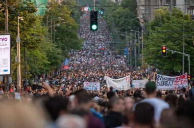 BELGRAD, SERBIA - 17 Haziran 2023: protesto, ayaklanma, yürüyüş veya grev şehir sokaklarında. Bir sürü insan yürüyüş yapıyor. Eşit insan hakları ve silah şiddetine karşı eylemcilik. 17 Haziran 2023 'te Sırbistan' ın Belgrad kentinde büyük çaplı protestocular.