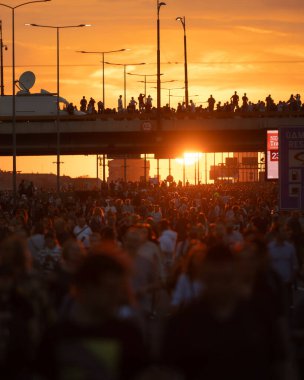BELGRAD, SERBIA - 17 Haziran 2023: protesto, ayaklanma, yürüyüş veya grev şehir sokaklarında. Bir sürü insan yürüyüş yapıyor. Eşit insan hakları ve silah şiddetine karşı eylemcilik. 17 Haziran 2023 'te Sırbistan' ın Belgrad kentinde büyük çaplı protestocular.