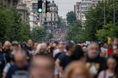 BELGRAD, SERBIA - 17 Haziran 2023: protesto, ayaklanma, yürüyüş veya grev şehir sokaklarında. Bir sürü insan yürüyüş yapıyor. Eşit insan hakları ve silah şiddetine karşı eylemcilik. 17 Haziran 2023 'te Sırbistan' ın Belgrad kentinde büyük çaplı protestocular.