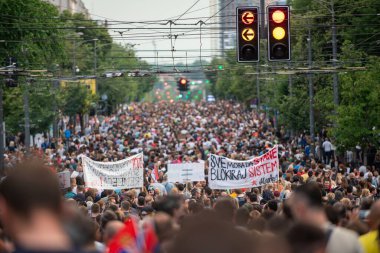 BELGRAD, SERBIA - 17 Haziran 2023: protesto, ayaklanma, yürüyüş veya grev şehir sokaklarında. Bir sürü insan yürüyüş yapıyor. Eşit insan hakları ve silah şiddetine karşı eylemcilik. 17 Haziran 2023 'te Sırbistan' ın Belgrad kentinde büyük çaplı protestocular.