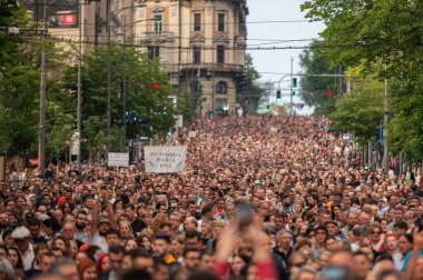 BELGRAD, SERBIA - 17 Haziran 2023: protesto, ayaklanma, yürüyüş veya grev şehir sokaklarında. Bir sürü insan yürüyüş yapıyor. Eşit insan hakları ve silah şiddetine karşı eylemcilik. 17 Haziran 2023 'te Sırbistan' ın Belgrad kentinde büyük çaplı protestocular.