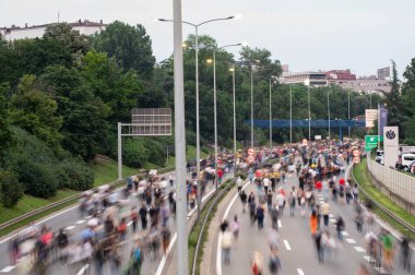 BELGRAD, SERBIA - 17 Haziran 2023: protesto, ayaklanma, yürüyüş veya grev şehir sokaklarında. Bir sürü insan yürüyüş yapıyor. Eşit insan hakları ve silah şiddetine karşı eylemcilik. 17 Haziran 2023 'te Sırbistan' ın Belgrad kentinde büyük çaplı protestocular.