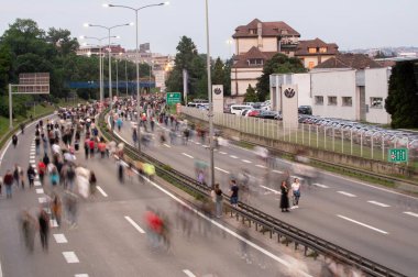 BELGRAD, SERBIA - 17 Haziran 2023: protesto, ayaklanma, yürüyüş veya grev şehir sokaklarında. Bir sürü insan yürüyüş yapıyor. Eşit insan hakları ve silah şiddetine karşı eylemcilik. 17 Haziran 2023 'te Sırbistan' ın Belgrad kentinde büyük çaplı protestocular.