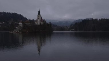 Göl Kanlı Kilise Adası Kış Zamanı Sabah Bulutları